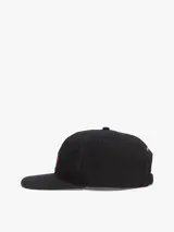 Gorra de béisbol estilo clásico confeccionada en tejido ripstop color negro. Presenta un parche con el logo de la marca en la parte frontal, ojales de ventilación y una hebilla metálica ajustable en la parte trasera.
