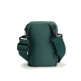 Bandolera de diseño técnico confeccionada en tejido ripstop color verde oscuro. Cuenta con un compartimento principal con cierre, un bolsillo frontal con sistema elástico tipo bungee y una correa de hombro regulable con ganchos desmontables. Presenta logo bordado en la parte superior y detalles reflectantes.