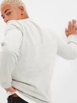 Buzo de cuello redondo color gris melange, con el logo "GAP" en blanco y la palabra "Original" en rojo bordada en el centro.