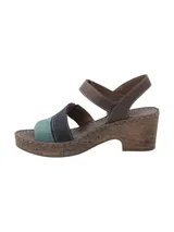 Sandalia de cuero para mujer marca RKF, con taco ancho efecto corcho y plataforma. Posee tiras en el empeine en combinación de colores marrón, azul oscuro y verde, con cierre de velcro en la tira del talón y costuras visibles.