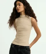 Musculosa básica de cuello alto, sin mangas, confeccionada en una mezcla de algodón, modal y elastano. Presenta un diseño ajustado y minimalista, ideal para uso diario.