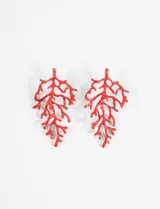 Caravanas con diseño orgánico en forma de rama de coral, de color rojo vibrante.