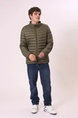 Chaqueta acolchada tipo puffer, color azul marino, con cuello alto y cierre frontal de cremallera.