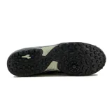 Championes de fútbol Diadora modelo Sky TF, color negro con detalles en gris oscuro. Presentan un diseño con cordones, suela con tapones para césped sintético y logo de la marca en el lateral.