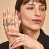 Anillo triple alianza confeccionado en plata 925, compuesto por tres bandas entrelazadas con diferentes texturas y acabados.