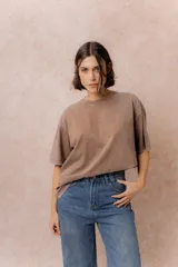 Remera de algodón con efecto lavado, de corte oversize, con cuello redondo y mangas cortas amplias.