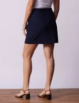 Falda con short interno de gabardina elastizada color blanco, marca Zac & Rachel. Presenta una pretina ancha elastizada y bolsillos frontales.