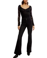 Body negro de manga larga confeccionado en encaje con diseño floral. Presenta detalles de encaje en el busto y los laterales, escote redondo amplio y terminación con ribete picot.