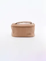 Necesser de color beige con cierre superior y asa de mano.