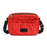 Bandolera color rojo, de diseño acolchado con costuras onduladas y textura capitoné. Cuenta con un bolsillo frontal con elástico fruncido, cierre superior dorado y correa ajustable negra con herrajes metálicos dorados.