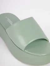 Sandalias blancas de tira ancha lisa y acolchonada, con plataforma de 5cm.