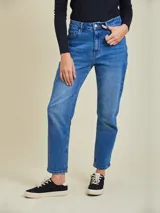 Pantalón de jean azul de corte recto.