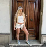 Short de denim marca Ask Denim color blanco crudo, con diseño de tiro medio, bolsillos clásicos y terminación desmechada con flecos en el ruedo.