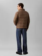 Campera puffer de peso medio Calvin Klein, con diseño acolchado, cuello alto y cierre frontal de cremallera. Presenta el logo de la marca estampado en el pecho.