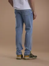 Jean azul piedra de corte recto, con diseño clásico de cinco bolsillos y cierre frontal de botón y cremallera.