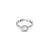 Anillo de cóctel con piedra central talla princesa y pavé a lo largo del diseño y de la banda bañada en rodio.