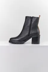 Botas cortas de cuero negro con taco bloque y suela track.