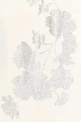 Vestido corto blanco con cuello halter y espalda descubierta. Presenta un estampado floral con strass plateado en el lateral. Cierre trasero con cremallera oculta.