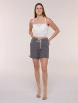 Short verde militar de tiro medio, confeccionado en lyocell con cintura elastizada y cordón tubular de ajuste con punteras metálicas. Cuenta con amplios bolsillos delanteros aplicados y diseño holgado.