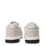 Championes New Balance 480 Court de estilo retro inspirado en el básquet, con exterior de cuero blanco y refuerzos de gamuza en tono gris claro. Presenta el logo N en color negro en los laterales, cordones blancos y suela de goma con base negra.