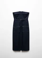 Vestido midi entallado de escote palabra de honor, confeccionado en algodón. Presenta cierre frontal con cremallera, cuatro bolsillos de solapa en la parte delantera, cinturón desmontable con hebilla metálica y abertura en el bajo.