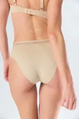 Bombacha vedetina de tiro alto con detalle de banda de tul transparente en la cintura. Confeccionada en tejido suave y elástico.