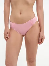 Bombacha de bikini color rosa con detalle de encaje en los laterales.