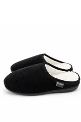 Pantuflas Boccato de color bordó, con interior de corderito sintético blanco, ribete al tono y suela plana.
