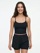 Short deportivo negro con diseño de doble capa, pretina elástica y calce cómodo.