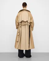 Gabardina larga color tostado con doble solapa y cierre cruzado con doble botonadura. Cuenta con manga larga, bolsillos verticales de vivo en el delantero y trabillas en los puños.