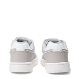 Championes urbanos Umbro modelo Milo, color gris claro con detalles en blanco. Presentan un diseño de corte bajo con el logo de la marca en el lateral y suela de goma blanca.