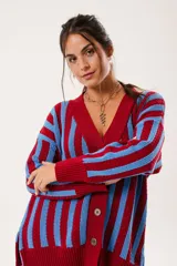 Saco oversize tejido con diseño de rayas verticales en colores rojo y azul. Presenta escote en V, cierre frontal con botones y puños y ruedo acanalados.