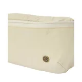 Riñonera Rip Curl modelo Everyday, color beige, con cierre frontal de cremallera, correa ajustable y detalle de logo metálico circular en la parte inferior.