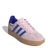 Championes urbanos Adidas modelo Bareeda W, confeccionados en gamuza color rosado con las icónicas tres tiras laterales en azul. Presentan interior en azul contrastante y suela de goma color caramelo.