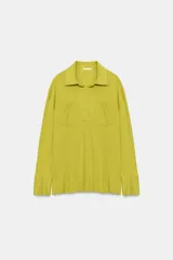 Camiseta verde lima de corte regular, con cuello polo, escote en V y bolsillos de parche en el delantero. Cuenta con mangas largas y puños anchos.