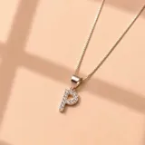 Collar de plata 925 con cadena fina y dije de letra inicial decorado con circonias brillantes.