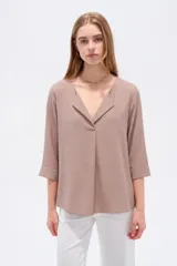 Blusa de viscosa bordó con estampado abstracto, escote en V con cuello tipo solapa y mangas 3/4, de corte holgado.