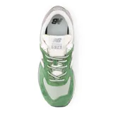 Championes urbanos New Balance modelo 574, color verde con detalles en gris y blanco, confeccionados en gamuza y malla, con logo "N" característico en los laterales y entresuela ENCAP.