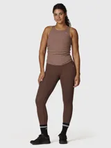 Calza deportiva de tiro alto en color marrón chocolate, confeccionada en tejido suave con tecnología Aloe Vera. Presenta un diseño ajustado que se adapta al cuerpo, ideal para actividades físicas o uso diario.