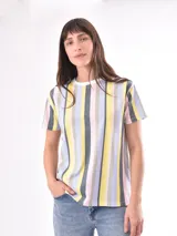 Remera blanca con estampado abstracto en color marrón.