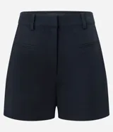 Short sastrero de color negro, con cintura fija, presillas para cinturón, cierre frontal tradicional y bolsillos laterales.