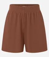 Short femenino de corte holgado confeccionado en tejido rib con textura acanalada. Cuenta con cintura elástica y bolsillos laterales.