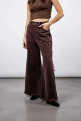 Jean wide leg de tiro medio color chocolate, con diseño de godets, pinzas en la espalda y ruedo desflecado.