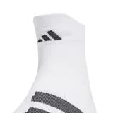 Medias de running Adidas Adizero, color blanco con tres rayas negras en el tobillo y logo de la marca en la parte superior.