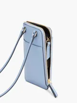 Cartera para móvil Tommy Hilfiger color celeste con correa ajustable, cierre de cremallera, múltiples ranuras para tarjetas, bolsillo interior con cremallera y bolsillo exterior para móvil.