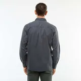 Camisa de manga larga color gris oscuro (azul encr), corte recto regular fit, con cuello clásico, un bolsillo de parche en el pecho y botones marrones.