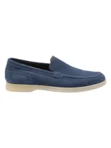 Mocasín de cuero gamuzado color azul para hombre, con suela de goma clara y diseño clásico slip-on.