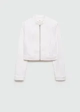 Chaqueta corta tipo biker de algodón estilo denim, color blanco, con cuello mao, cierre frontal con cremallera y diseño entallado.