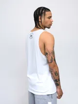 Musculosa deportiva Umbro blanca, de corte recto y sin mangas, con estampa frontal del logotipo de la marca en tonos negros con patrón de ondas.