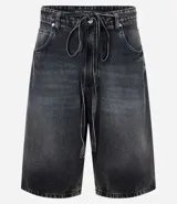 Bermuda de jean para hombre, modelo super baggy, con lavado dirty, bolsillos laterales y cinturón de lazo en la cintura.